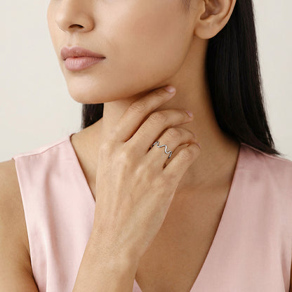Kriti Sanon Silver Classic Wave Ring