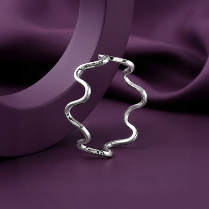 Kriti Sanon Silver Classic Wave Ring