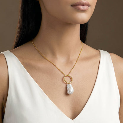 Golden Ava Pearl Pendant With Link Chain